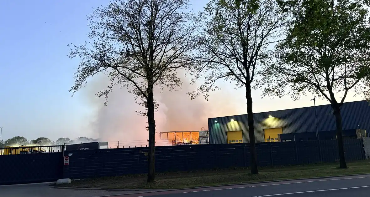 Grote buitenbrand vergt langdurige brandweerinzet - Foto 4