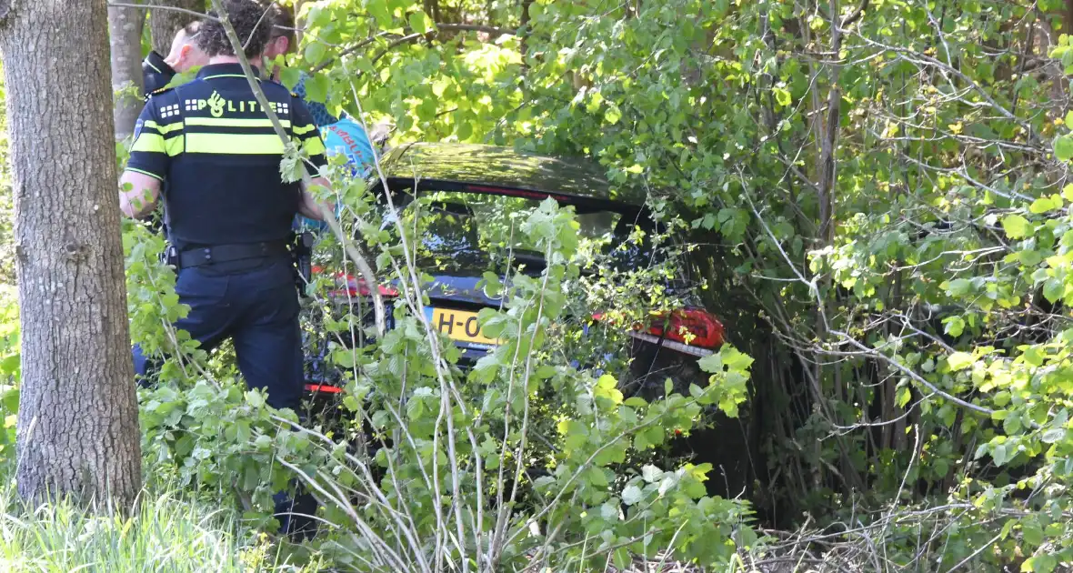 Bestuurster rakelings langs bomen bij ongeval