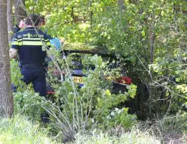 Bestuurster rakelings langs bomen bij ongeval