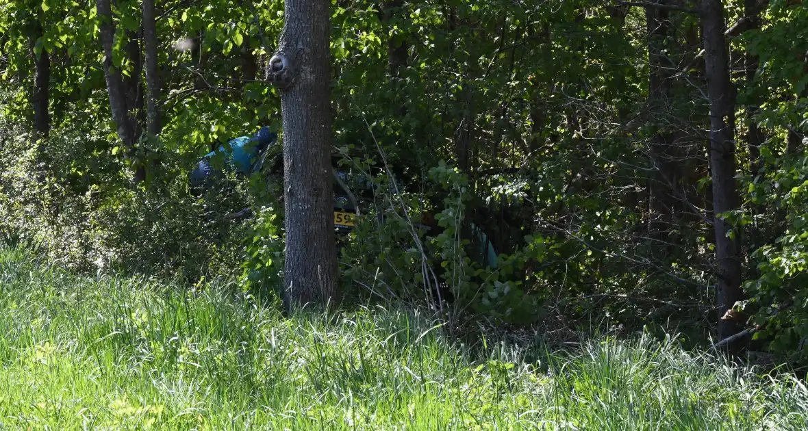 Bestuurster rakelings langs bomen bij ongeval - Foto 3