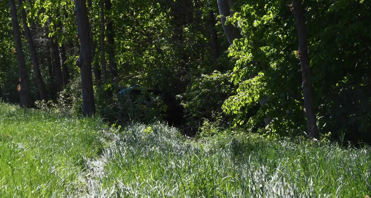 Bestuurster rakelings langs bomen bij ongeval - Foto 5