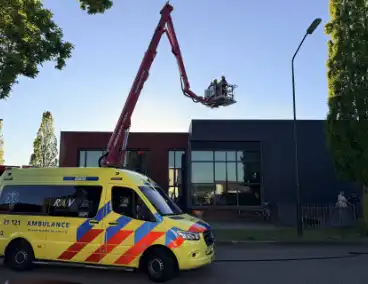 Brand op dak van bedrijf