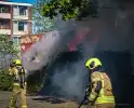 Brand in coniferenheg zorgt voor flinke rookontwikkeling