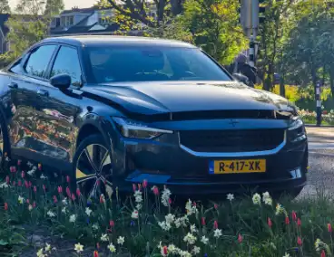 Auto botst op fietser tijdens avondspits