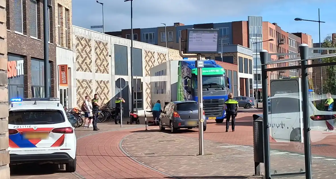 Traumahelikopter ingezet bij beknelling persoon onder vrachtwagen