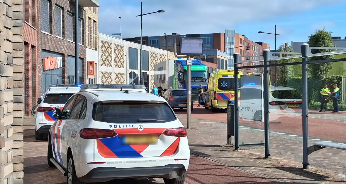 Traumahelikopter ingezet bij beknelling persoon onder vrachtwagen - Foto 1