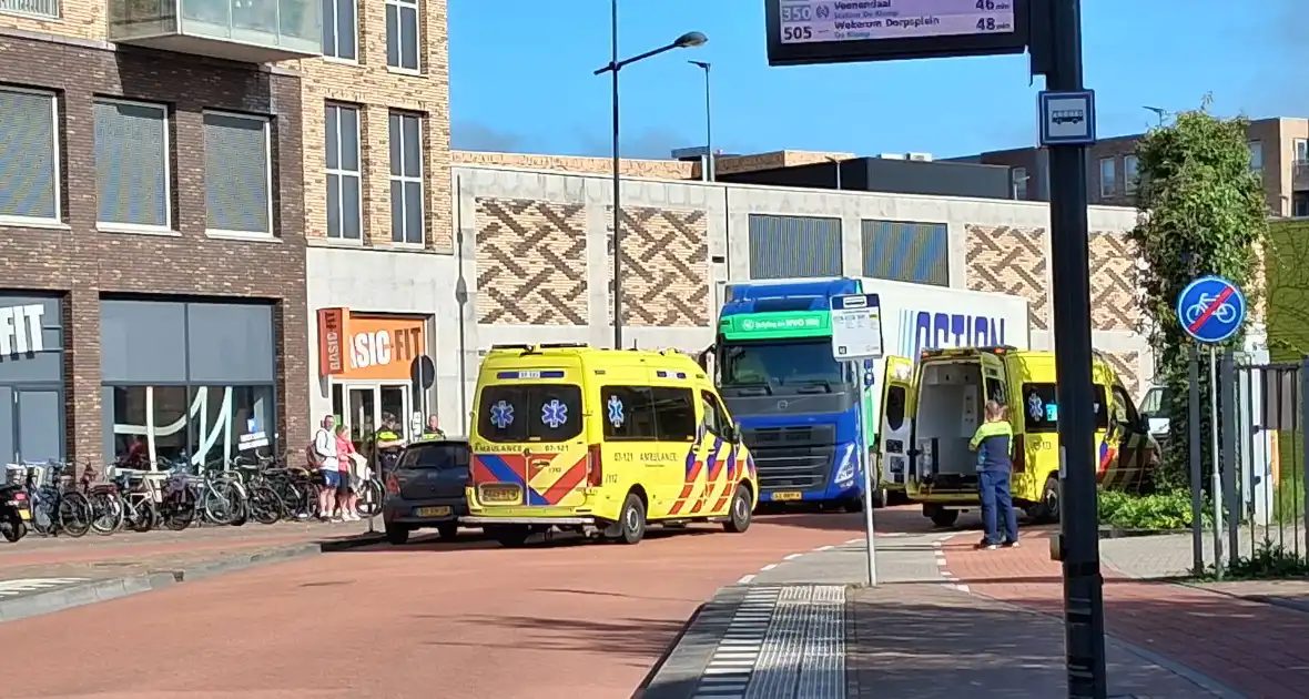 Traumahelikopter ingezet bij beknelling persoon onder vrachtwagen - Foto 2