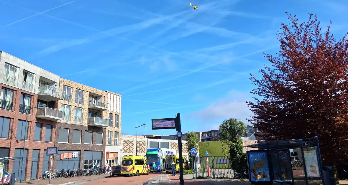 Traumahelikopter ingezet bij beknelling persoon onder vrachtwagen - Foto 3