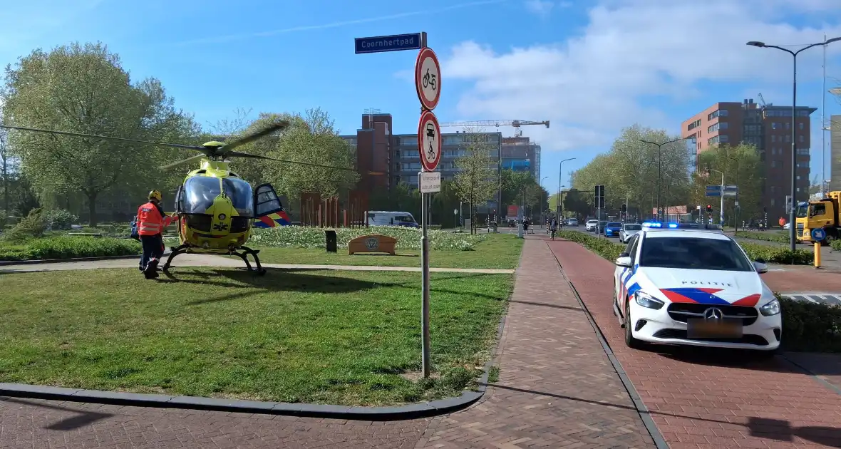 Traumahelikopter ingezet bij beknelling persoon onder vrachtwagen - Foto 6