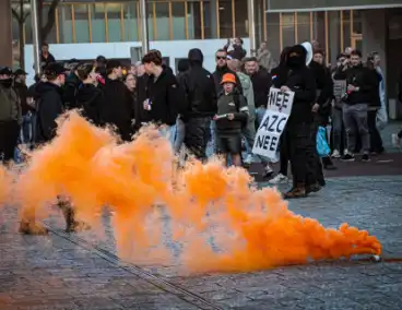 Vuurwerk tijdens anti-azc demonstratie