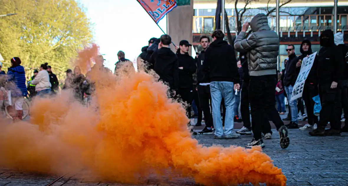 Vuurwerk tijdens anti-azc demonstratie - Foto 1