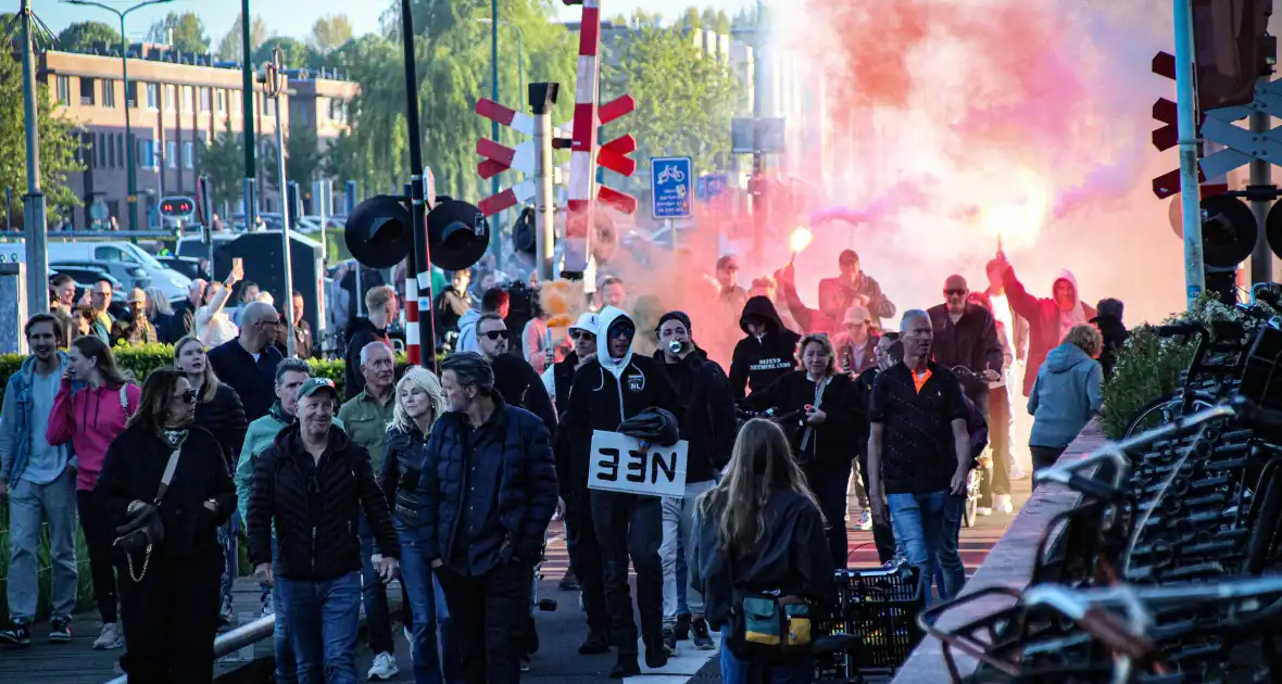 Vuurwerk tijdens anti-azc demonstratie - Foto 2