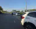 Auto botst op geparkeerde voertuigen