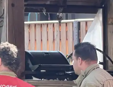 Brand door barbecue onder overkapping