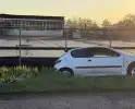Automobilist gaat te hard over hobbel en belandt in het water