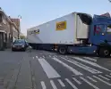Geparkeerde auto geraakt door vrachtwagentrailer