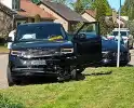 Inzittenden nagekeken na botsing op kruising