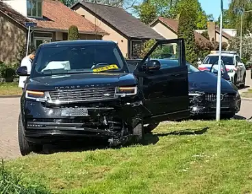 Inzittenden nagekeken na botsing op kruising