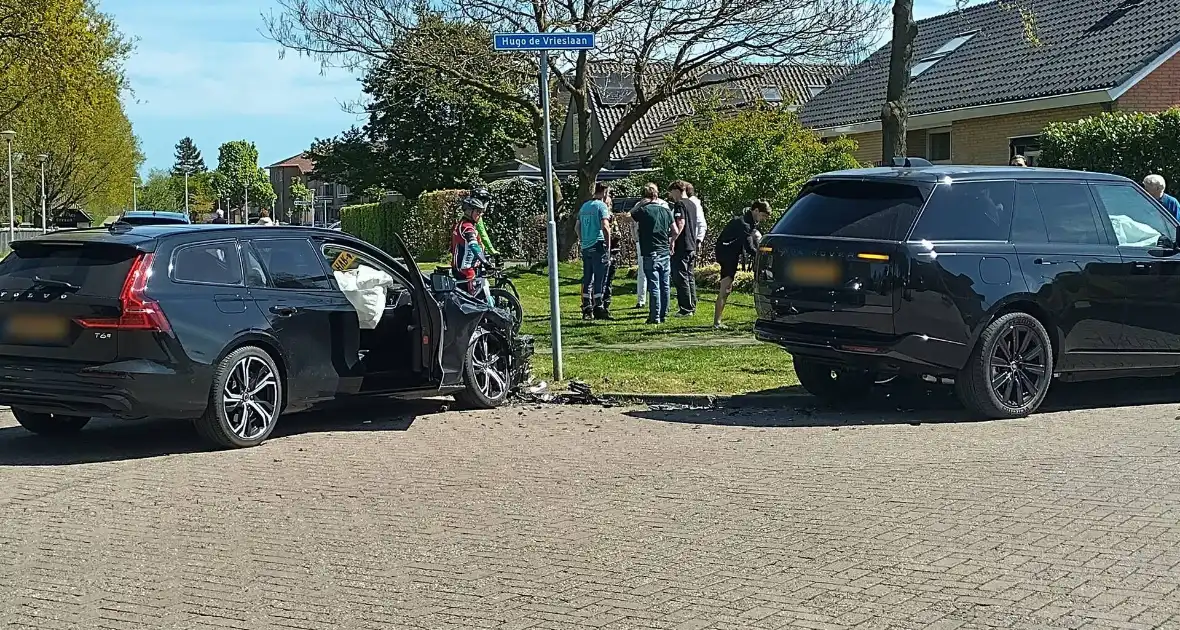 Inzittenden nagekeken na botsing op kruising - Foto 1