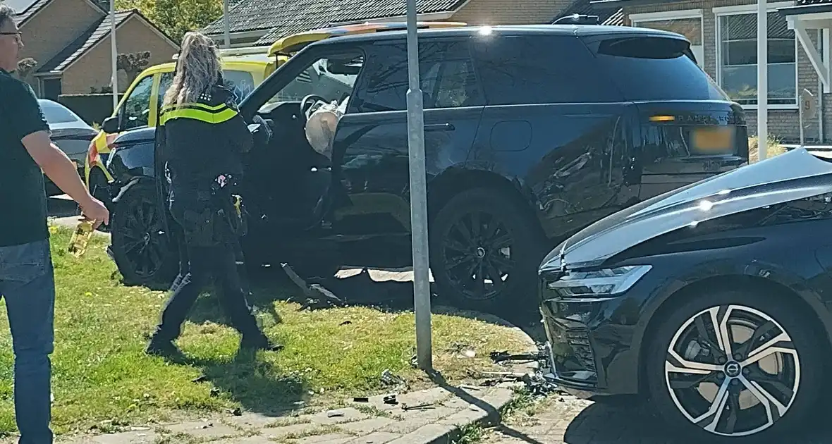Inzittenden nagekeken na botsing op kruising - Foto 10