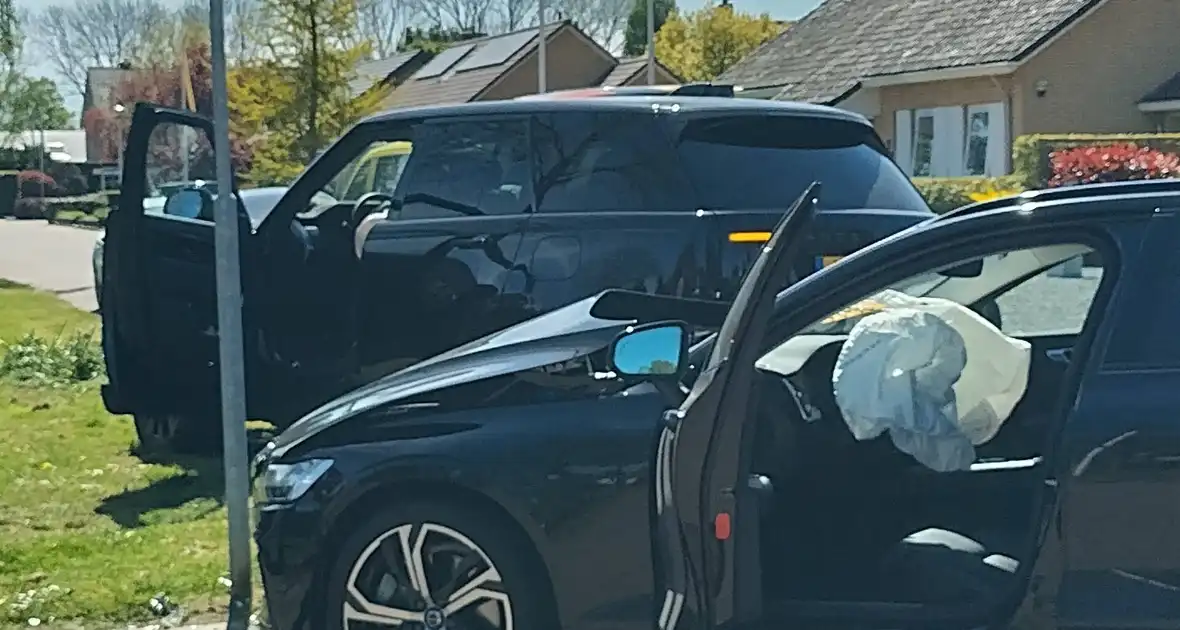 Inzittenden nagekeken na botsing op kruising - Foto 11