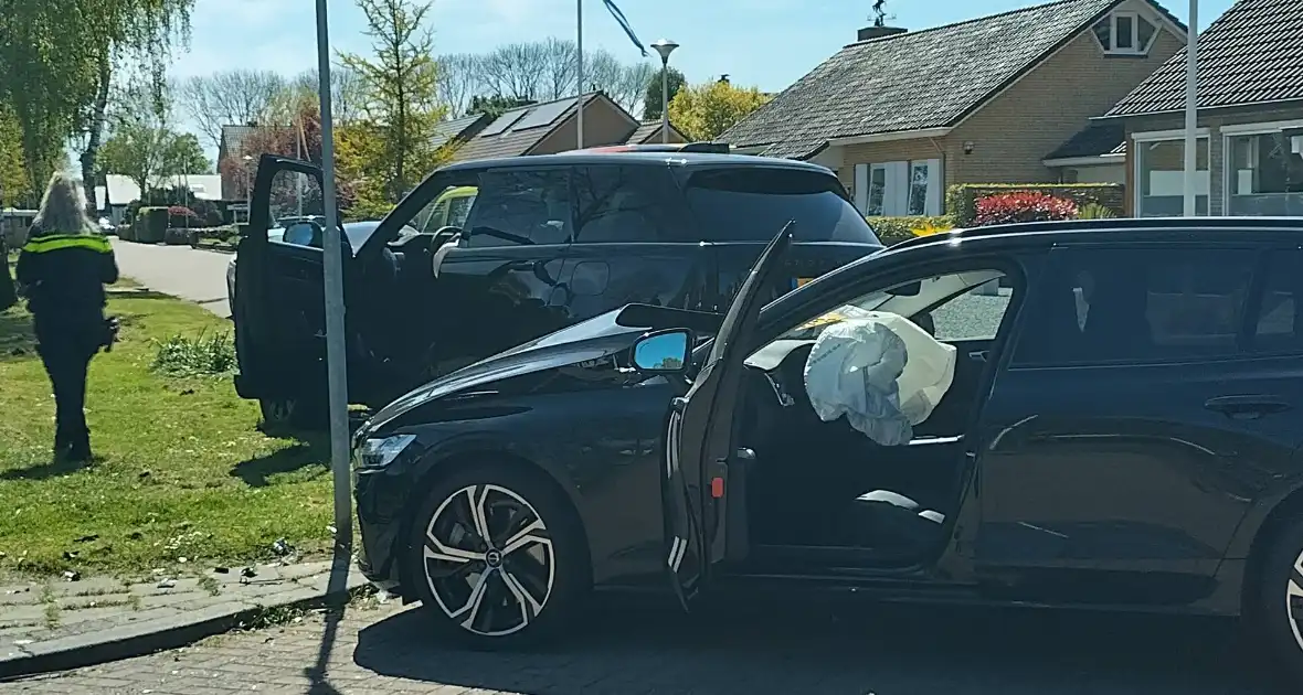 Inzittenden nagekeken na botsing op kruising - Foto 12