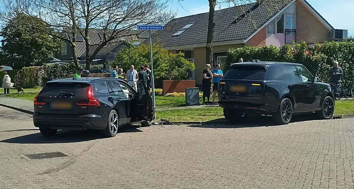 Inzittenden nagekeken na botsing op kruising - Foto 2