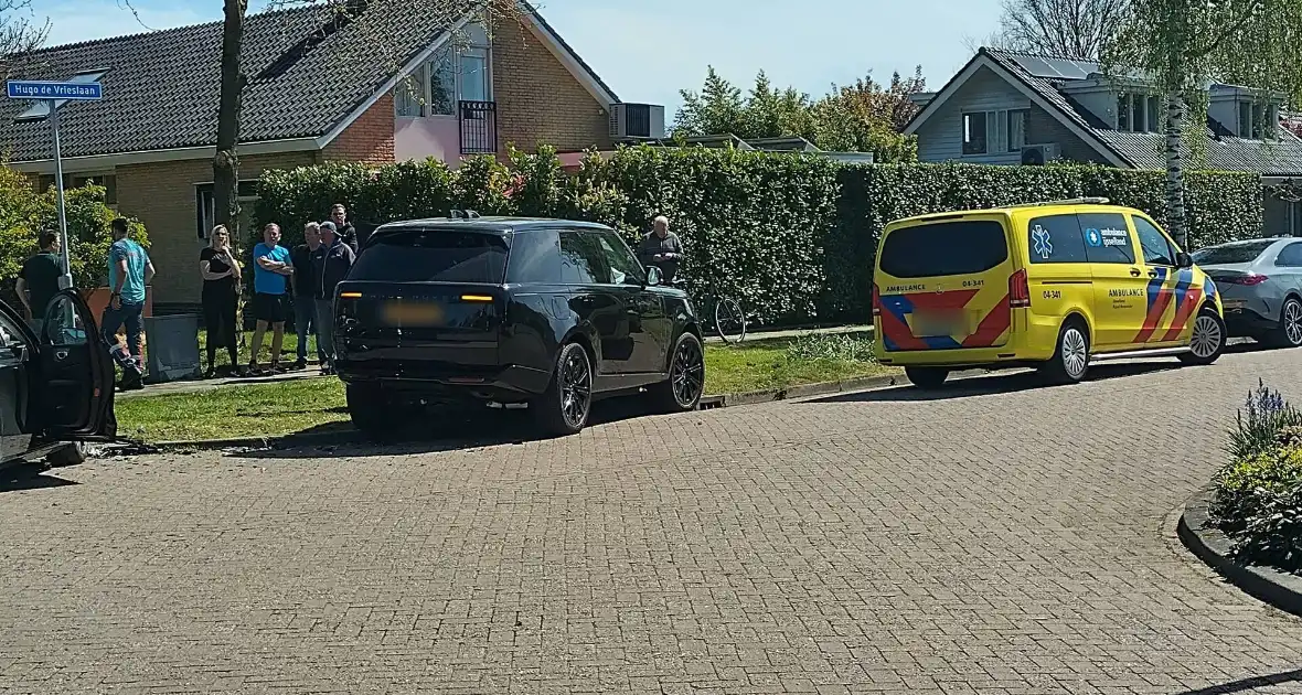 Inzittenden nagekeken na botsing op kruising - Foto 3