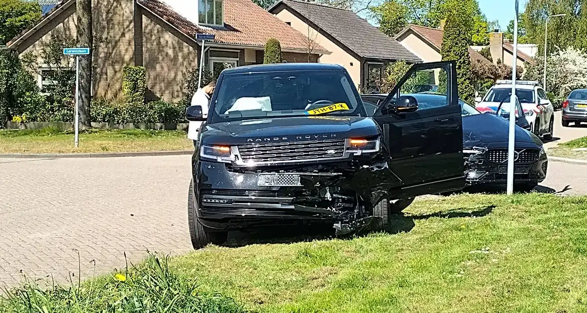Inzittenden nagekeken na botsing op kruising - Foto 4