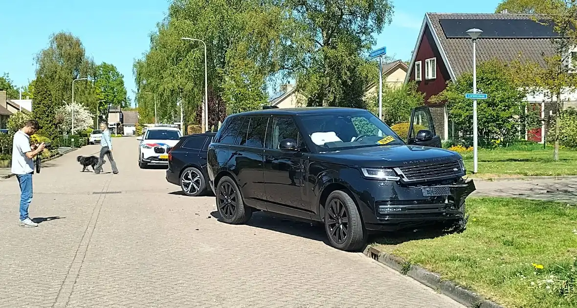 Inzittenden nagekeken na botsing op kruising - Foto 5