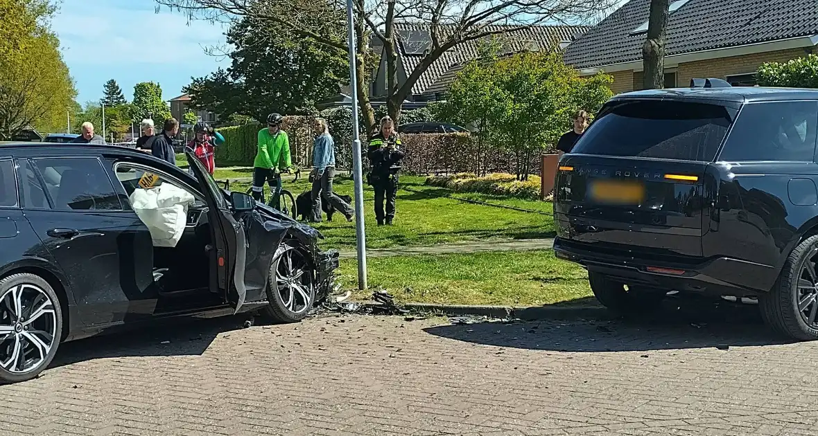 Inzittenden nagekeken na botsing op kruising - Foto 6