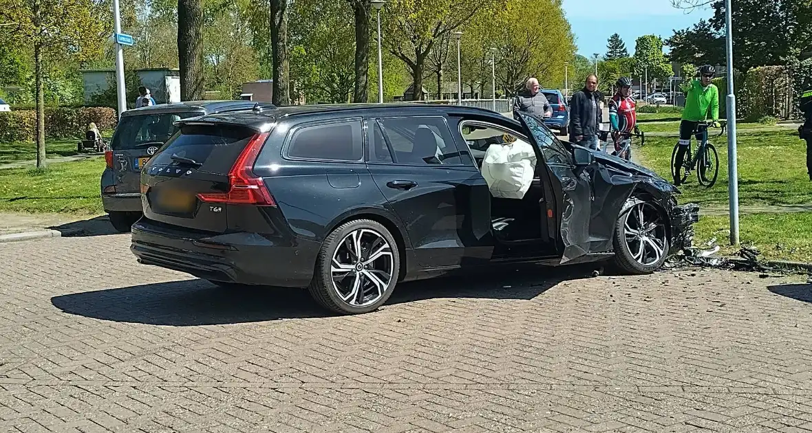 Inzittenden nagekeken na botsing op kruising - Foto 7