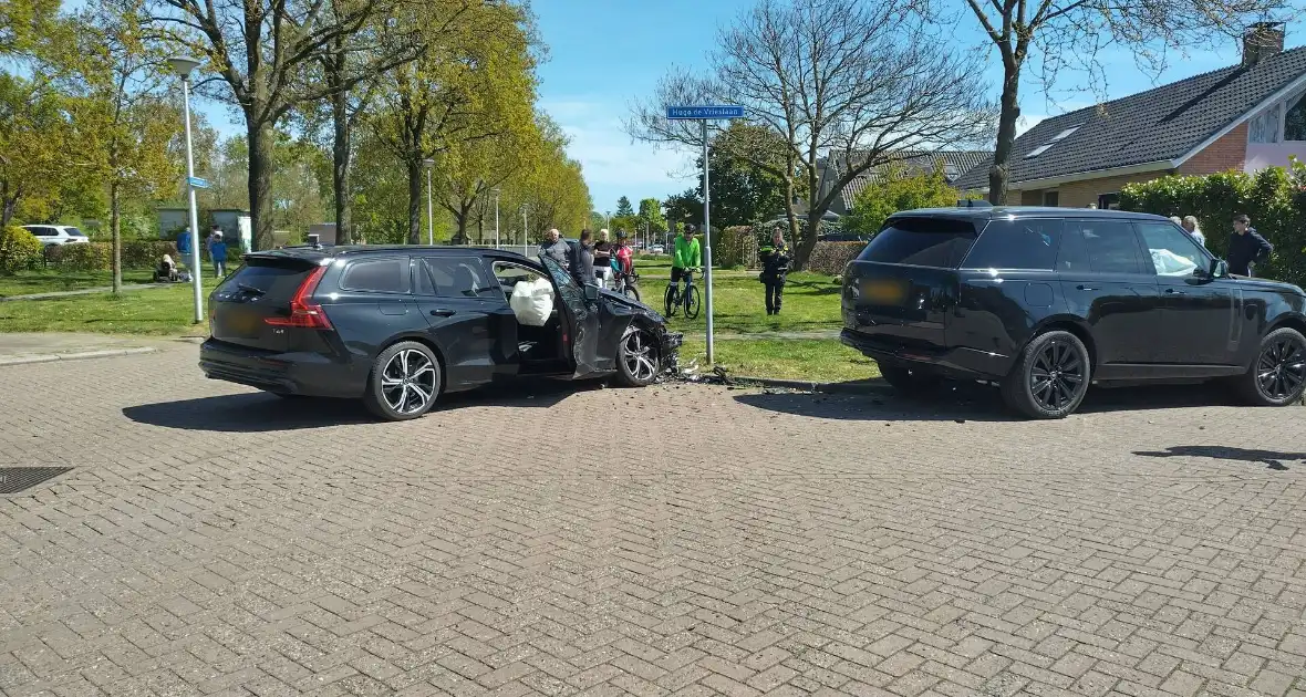 Inzittenden nagekeken na botsing op kruising - Foto 8