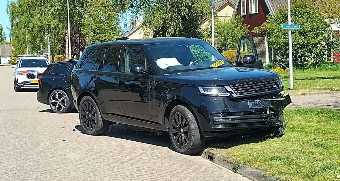 Inzittenden nagekeken na botsing op kruising - Foto 9