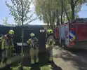 Brandweer blust brand op schoolterrein