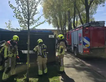 Brandweer blust brand op schoolterrein