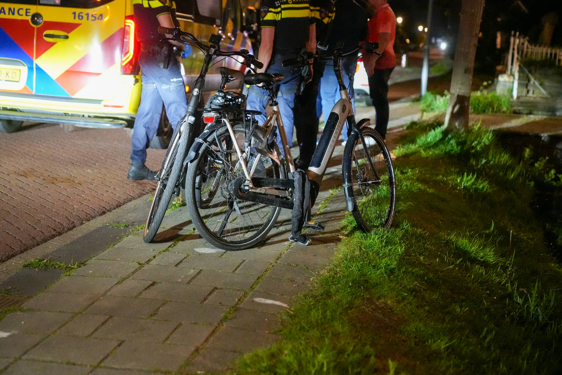 Fietser te water gehaald door omstanders