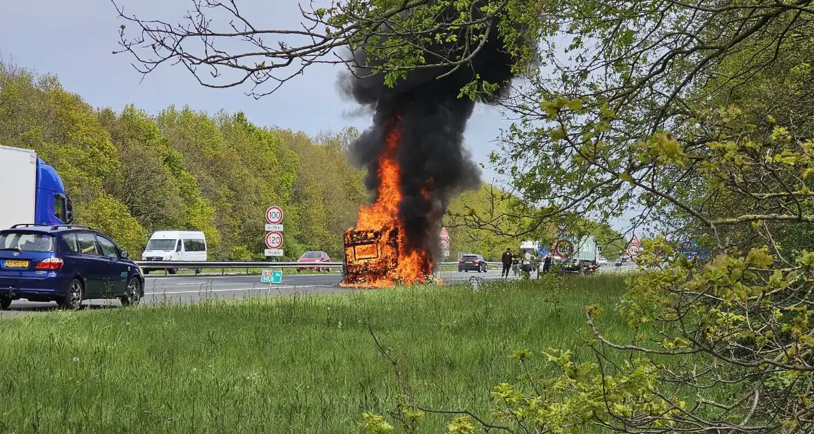 Caravan vat vlam op snelweg
