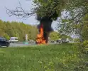 Caravan vat vlam op snelweg