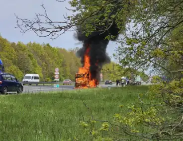 Caravan vat vlam op snelweg