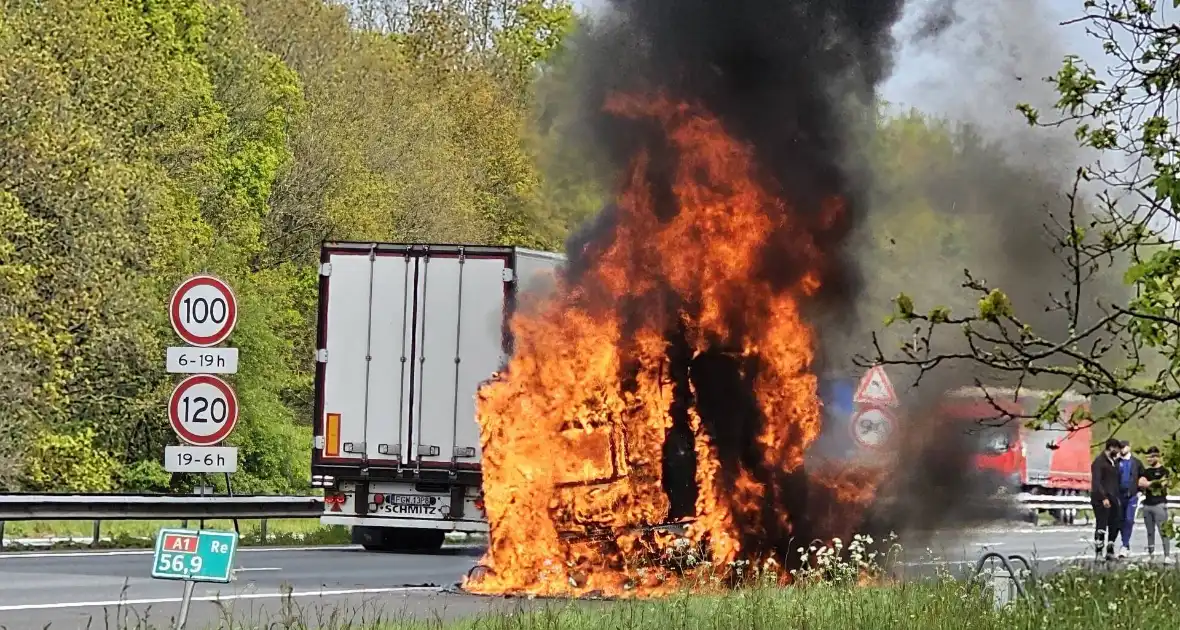 Caravan vat vlam op snelweg - Foto 1
