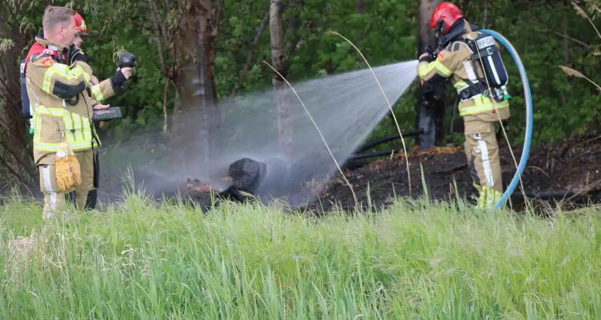 Brandende boomstammen moeilijk te bereiken