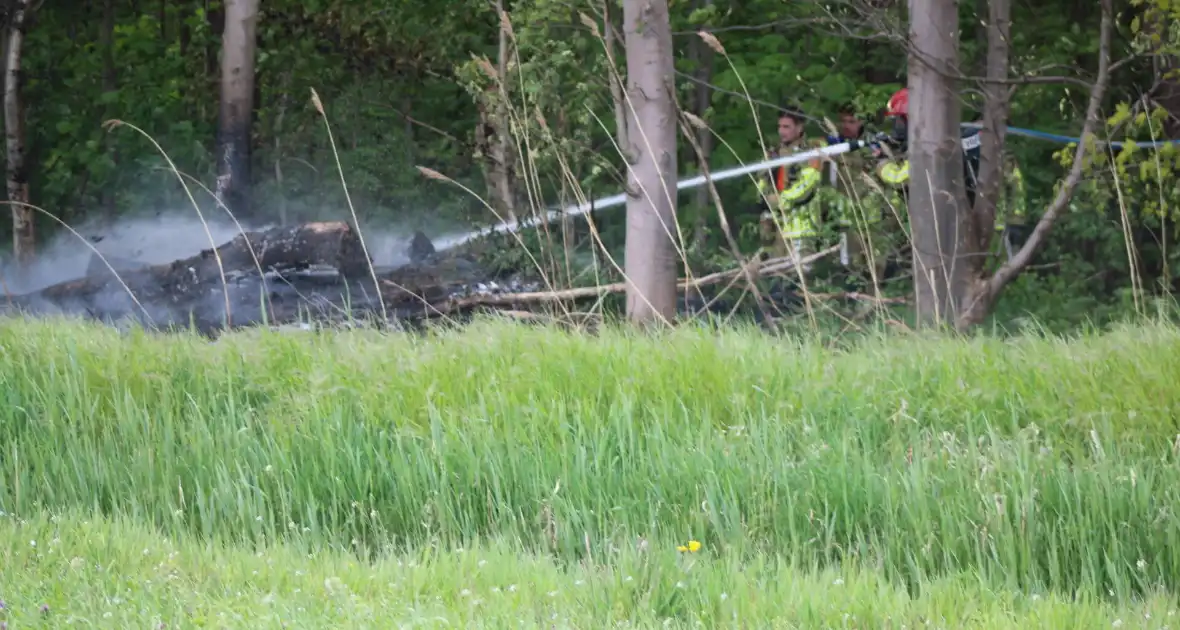 Brandende boomstammen moeilijk te bereiken - Foto 14