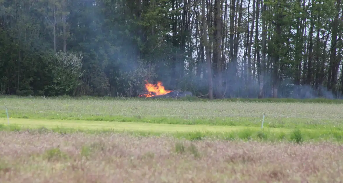 Brandende boomstammen moeilijk te bereiken - Foto 15