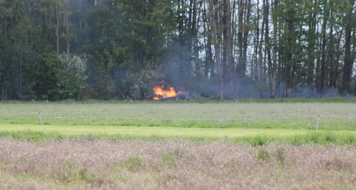 Brandende boomstammen moeilijk te bereiken - Foto 16
