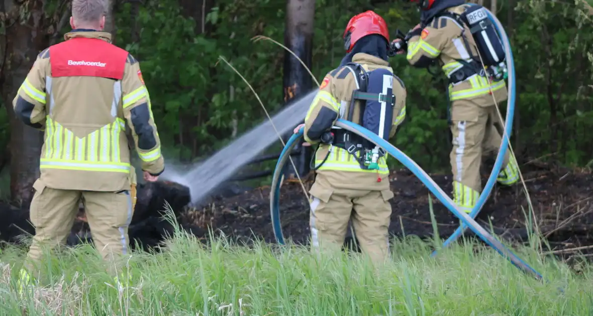 Brandende boomstammen moeilijk te bereiken - Foto 3