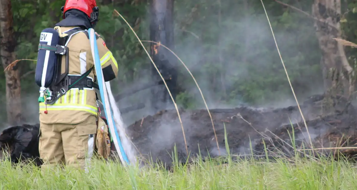 Brandende boomstammen moeilijk te bereiken - Foto 5