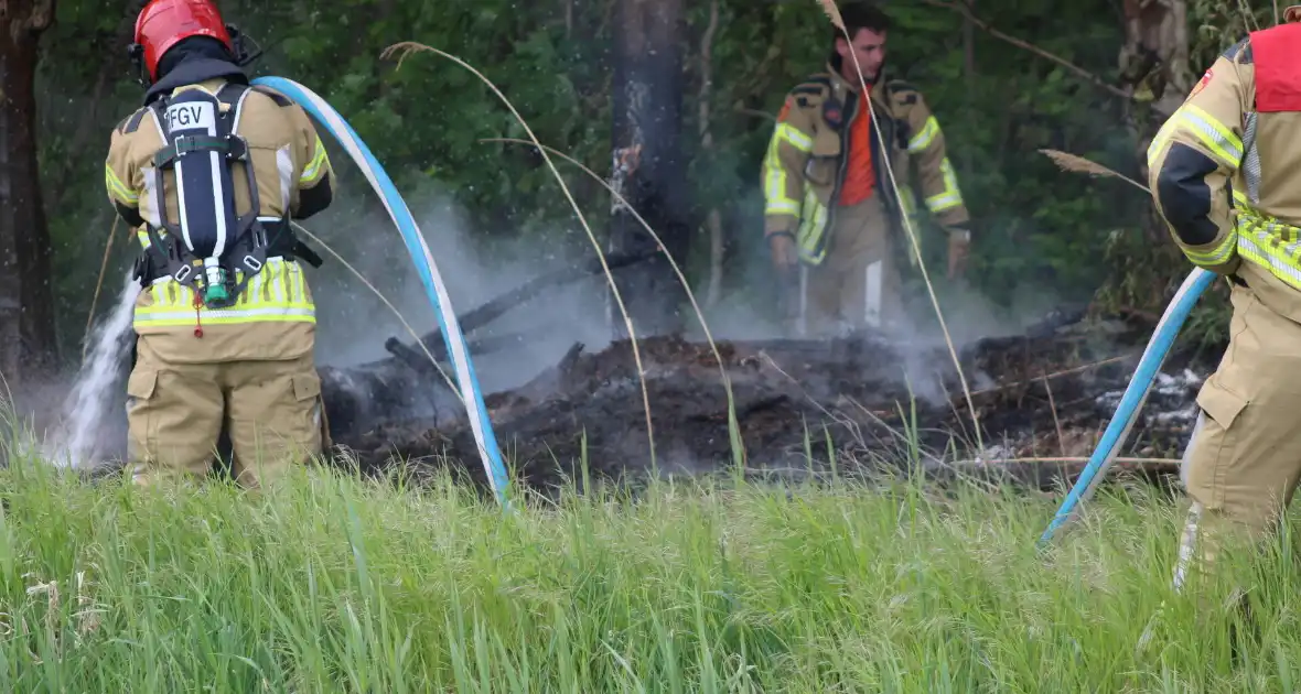 Brandende boomstammen moeilijk te bereiken - Foto 9