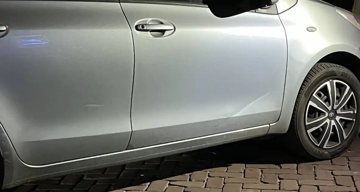 Fietser botst met personenauto - Foto 1