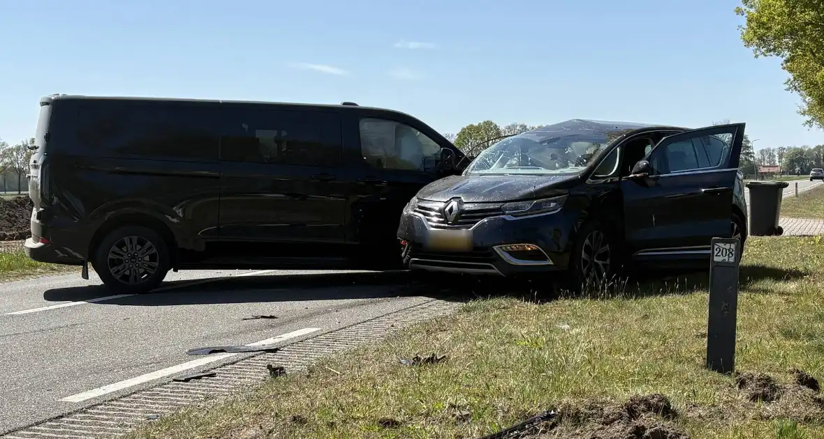 Botsing tussen auto en bus zonder gewonden